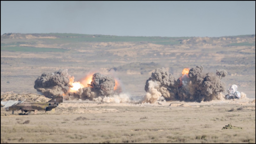10- Efecto de las bombas lanzadas por los cazabombarderos en las Bardenas Reales, en primer plano se ve uno de los míticos F-4C “Phantom II”. (Foto: Ejército del Aire)