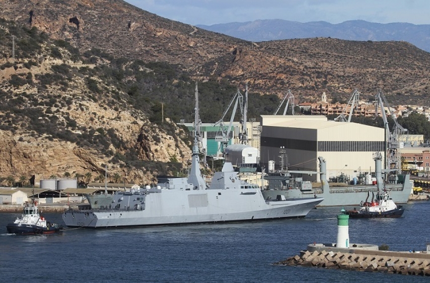 La moderna fragata “Tahya Misr” entrando por la bocana del puerto de Cartagena, en segundo plano se ve le navío auxiliar de la Armada “Camino Español”.