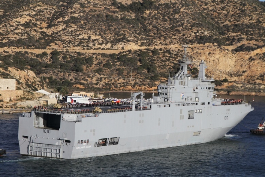Vista del “Gamal Abdel Nasser” en la que se aprecia la compuerta de popa que da acceso al dique inundable que tiene este LHD de la clase “Mistral”.