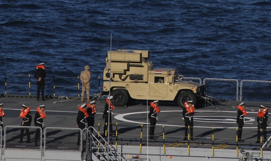 Los LHD egipcios aseguran su protección antiaérea con los sistemas M1097 Avenger, que es básicamente una torreta acorazada armada con 8 misiles FIM-92 Stinger montada en un 4x4 Hummer, que se trincan en cubierta.