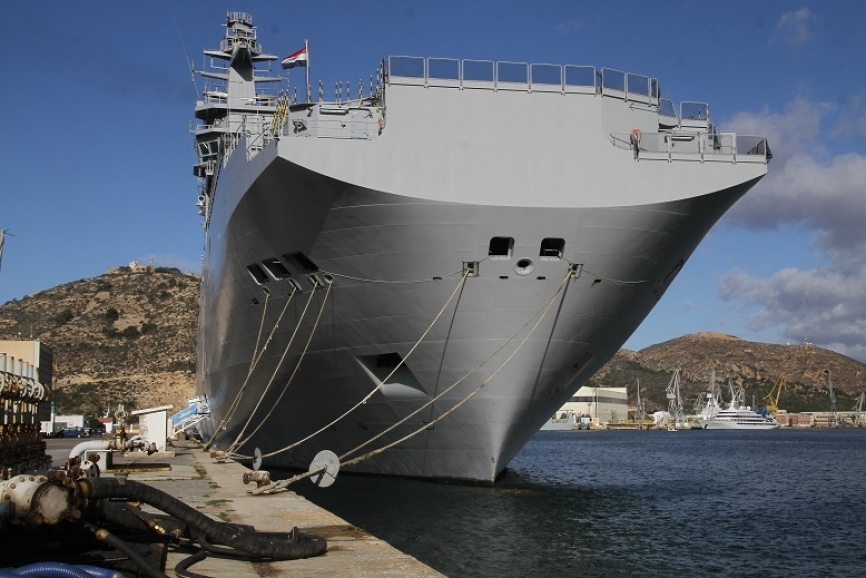 Vista de proa del “Gamal Abdel Nasser”, que en principio iba servir en la Armada de Rusia como “Vladivostok”, fue adquirido por Egipto a Francia en 2016.