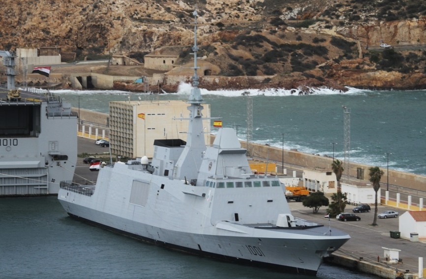 Vista desde cierta altura se aprecia mejor el diseño de baja firma ante el radar de la fragata de tipo FREMM “Tahya Misr”, que se aproxima a los de tipo stealth norteamericanos y rusos.