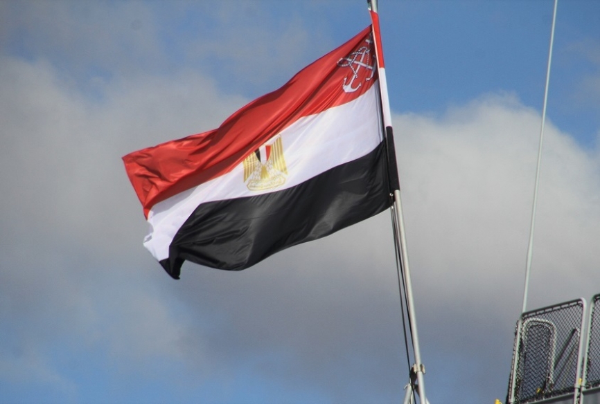 Detalle de la bandera de la Armada de Egipto, que consta de la nacional con su escudo en la parte superior izquierda.