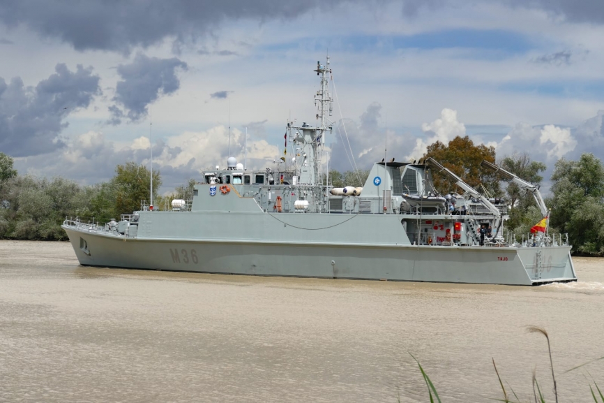 2- El cazaminas “Tajo” (M-36) remontando el Río Guadalquivir camino de Sevilla. (foto: José Antonio Almarza)