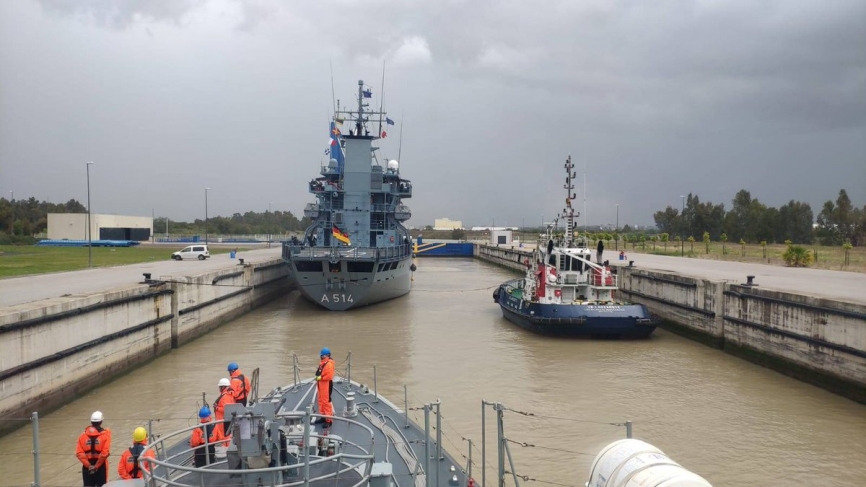 3- Los dos navíos de la OTAN en la esclusa de Sevilla, que da acceso a la zona del rivereña a la ciudad de Sevilla. (foto: EMAD)