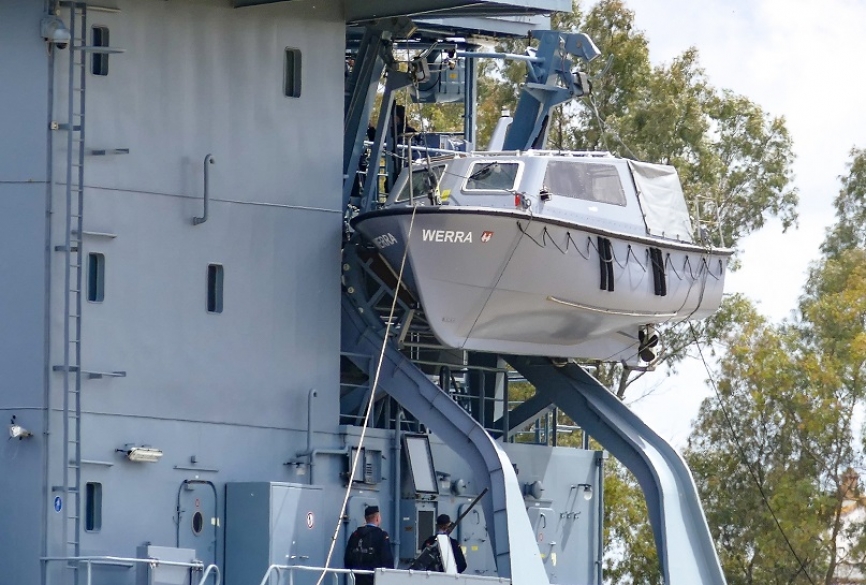 5- Bote salvavidas del “Werra”, más abajo se puede ver la ametralladora de 12,70 mm, que se utiliza para su defensa antiterrorista. (foto: José Antonio Almarza)
