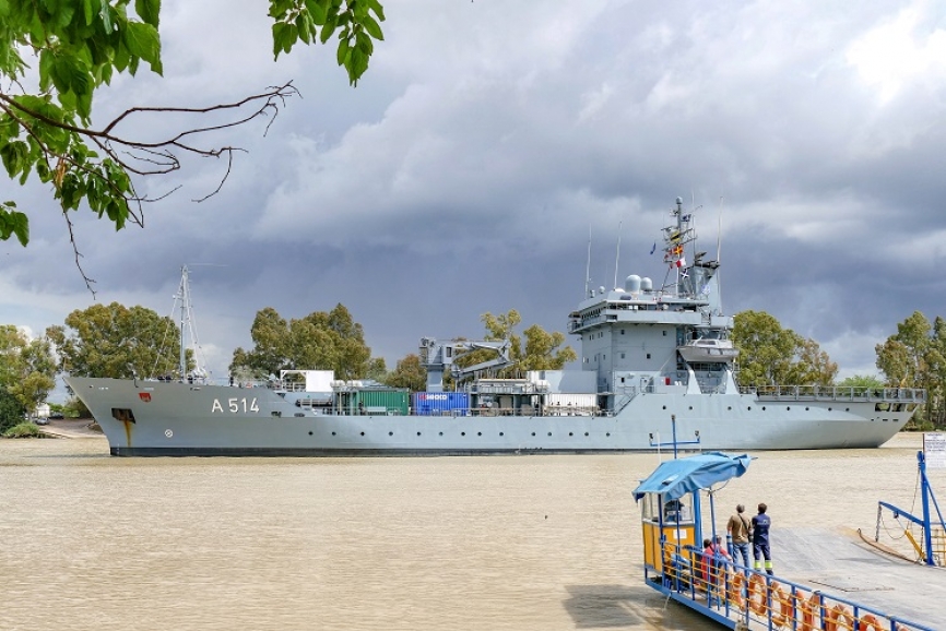7- El “Werra” pasando junto al embarcadero de Coria del Río. (foto: José Antonio Almarza)