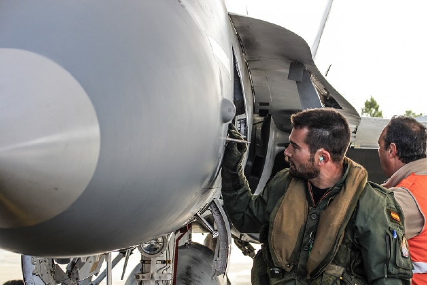 Antes de despegar los pilotos del Ala 12 realizaron la imprescindible inspección pre-vuelo.