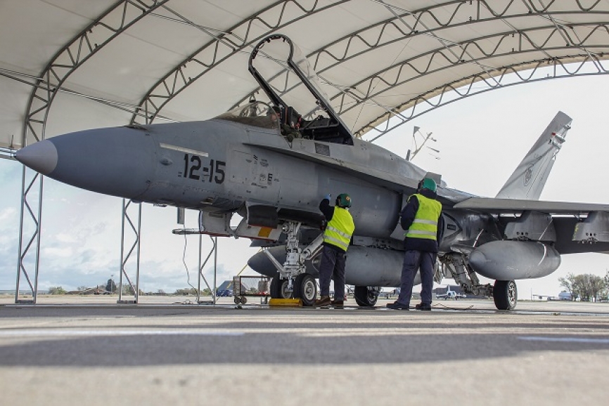 Los mecánicos de línea realizando las últimas comprobaciones antes de lanzar este EF-18M.