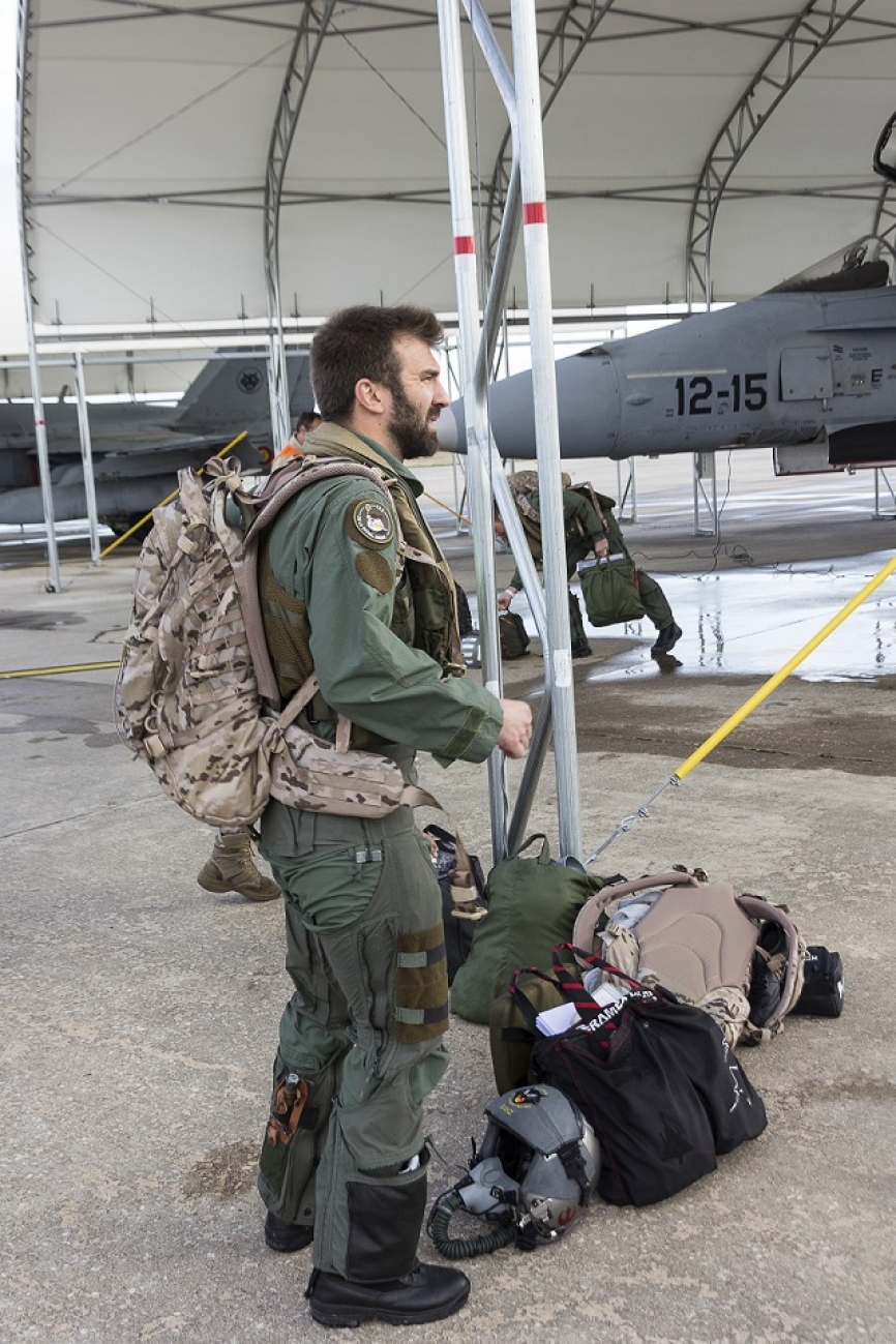 Uno de los pilotos del Ala 12, y su abultado equipaje, listo para partir camino de Lituania.