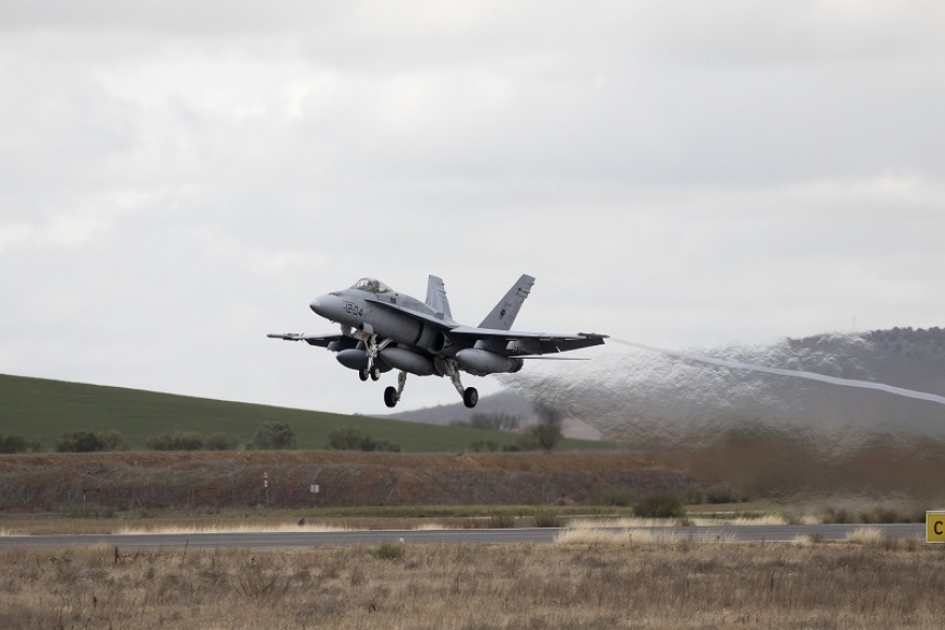 Uno de los EF-18 despegando camino de Lituania.