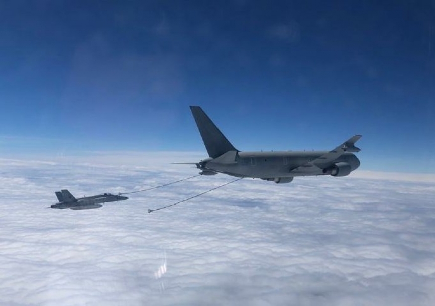 Los EF-18 repostaron sobre Alemania, a falta de aviones españoles con estas capacidades, de un Boeing KC-767A italiano. (foto: Ejército del Aire).