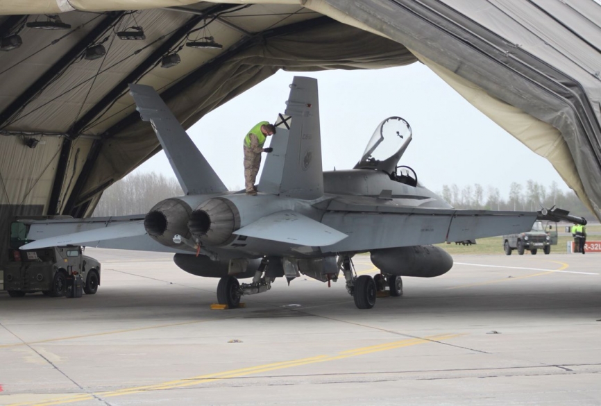 Los EF-18 ya en Šiauliai se situaron en estos shelter desplegables, ya que los refugios acorazados los ocupan los Saab “Gripen” de Hungría. (foto: Ejército del Aire).