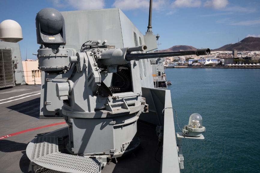 Cañón BAE-System Mk-38 Typhoon de 25 mm. El Mk 38 es un sistema de autodefensa estabilizado que mejora drásticamente las capacidades de autodefensa de los barcos en todas las condiciones climáticas, de día o de noche.