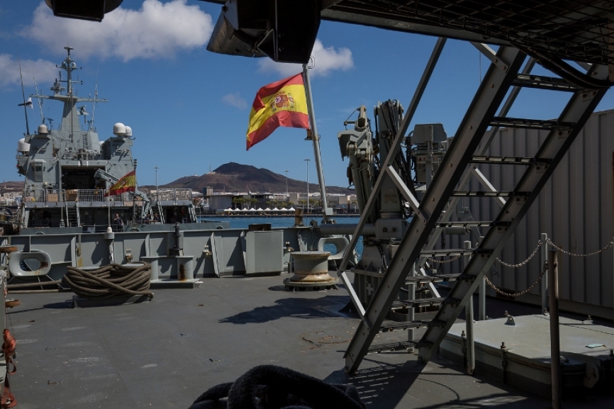 Vista general de la toldilla del buque. A la derecha podemos ver recogida la pluma, tremendamente útil a la hora de mover grandes cargas o contenedores.