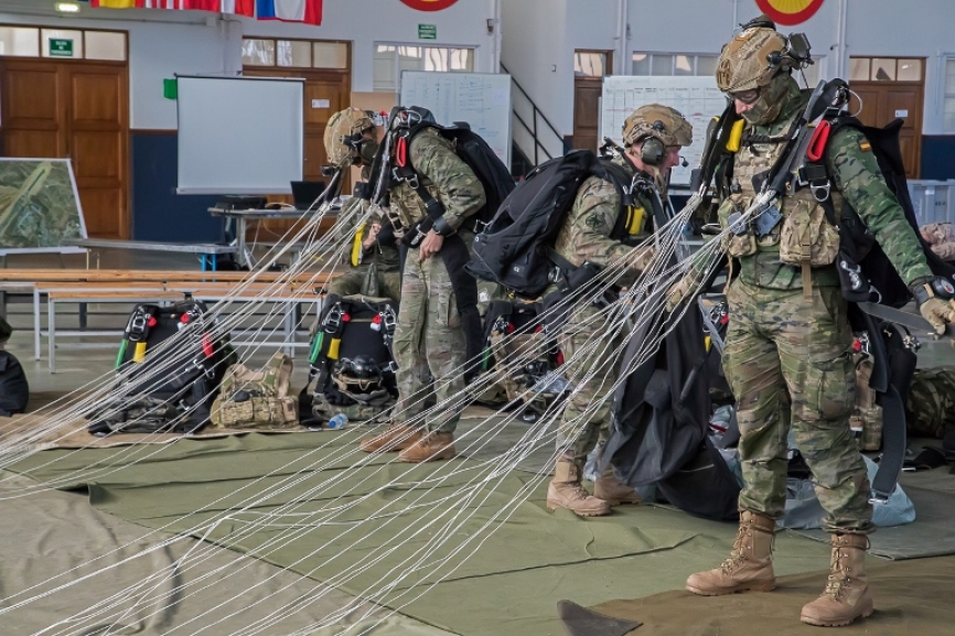 Componentes de la BRIPAC desprendiéndose de sus equipaciones para su posterior plegado. ¡Aquí los saltos no cesan!