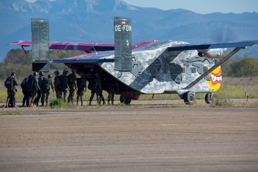 Grupo de paracaidistas accediendo a su plataforma de salto, en este caso un Short SC.7 Skyvan.