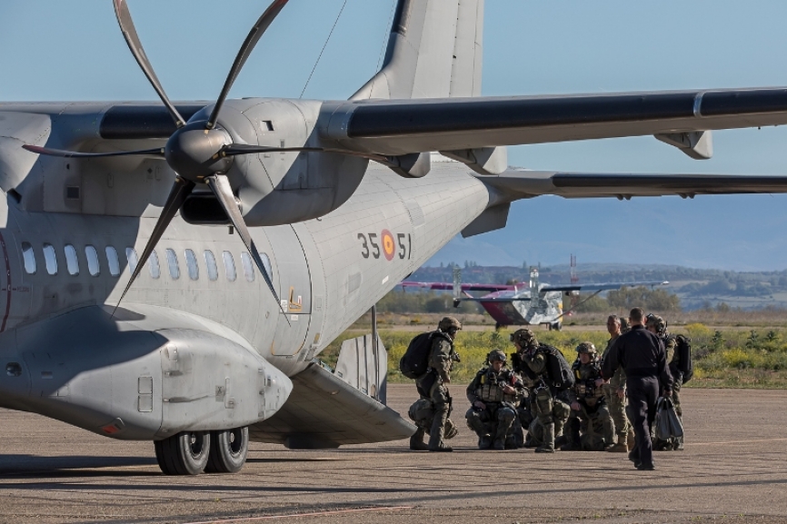 Las principales medios aéreos utilizados como plataformas de saltos en este ejercicio son los CASA C295 (en primer plano)y el Short SC.7 Skyvan (al fondo)