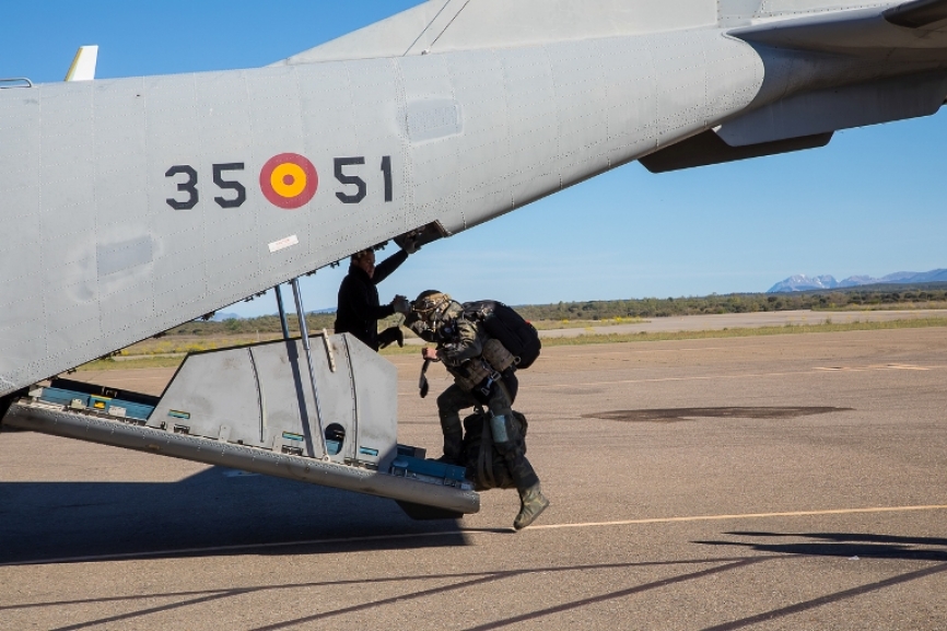 Debido al pesado equipamiento, el paracaidista es ayudado a subir a la plataforma de salto, un CASA C-295 del Ala 35