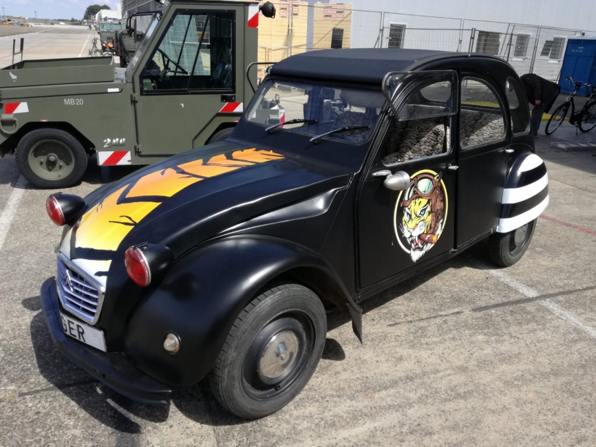 El evento además de aviones incorpora vehículos vintage como este Citroen 2CV del EC 3/30 “Lorraine”.