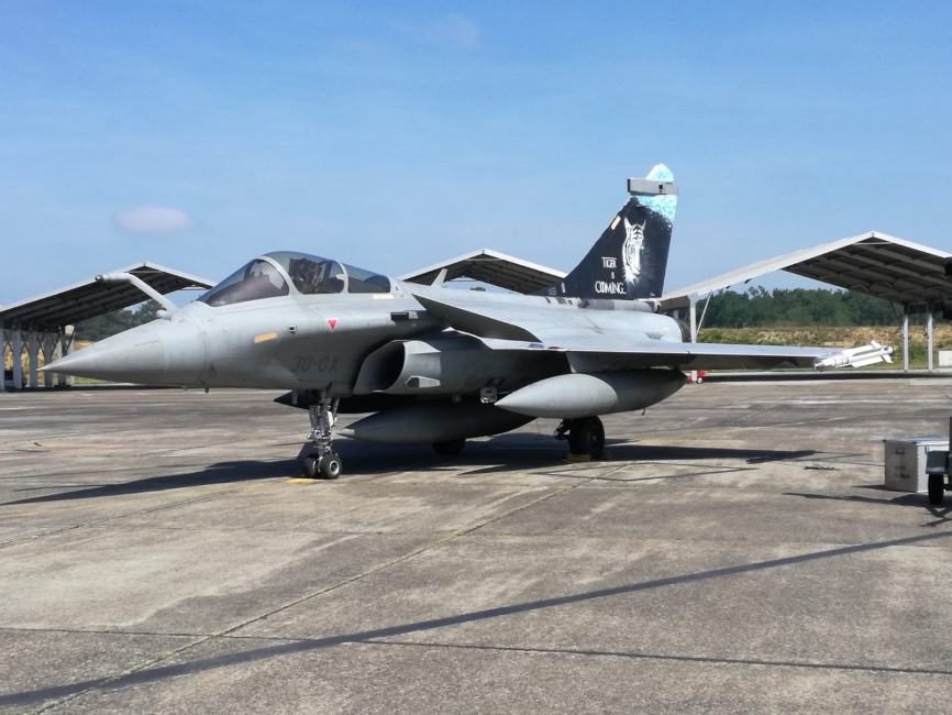 Este “Rafale” francés lleva en la cola el lema “Tiger is coming”, replicando el anuncio de la serie “Juego de tronos”.