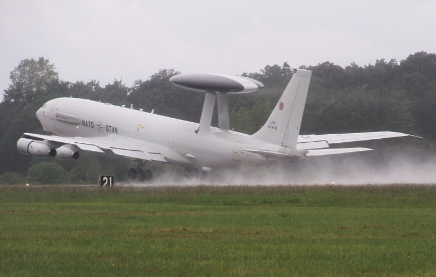 El Boeing E-3A Sentry de la OTAN, que dio la capacidad de alerta aérea previa y control, despegando de Mont de Marsan en pleno chubasco.