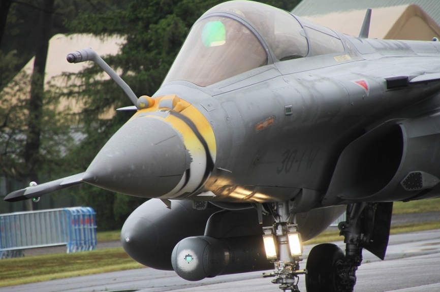 Varios aviones llevaban detalles tigre, como este “Rafale”.
