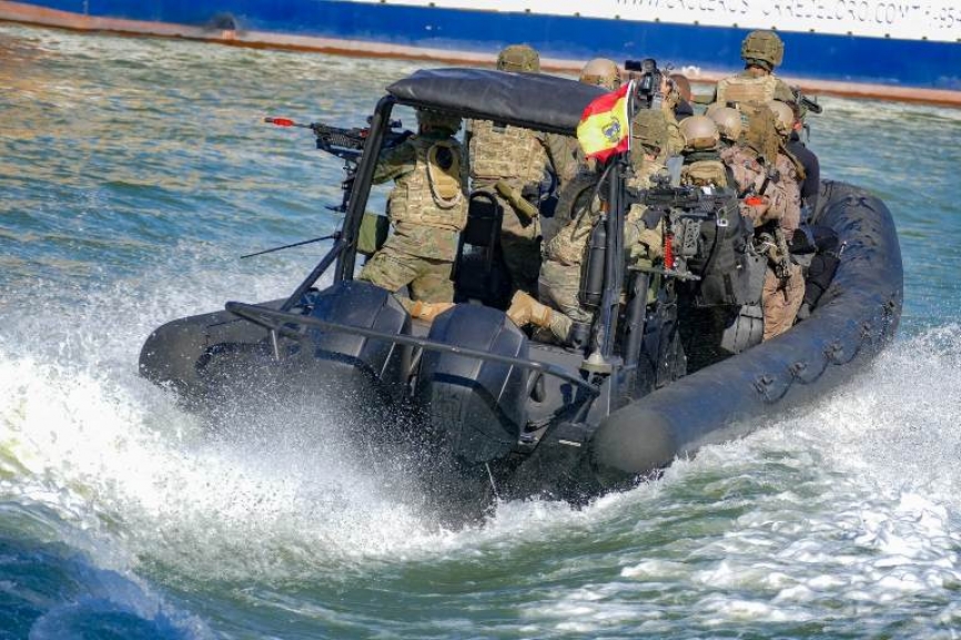 Una de las lanchas semirrígidas del Mando de Operaciones Especiales (MOE) navegando a toda velocidad para Guadalquivir.
