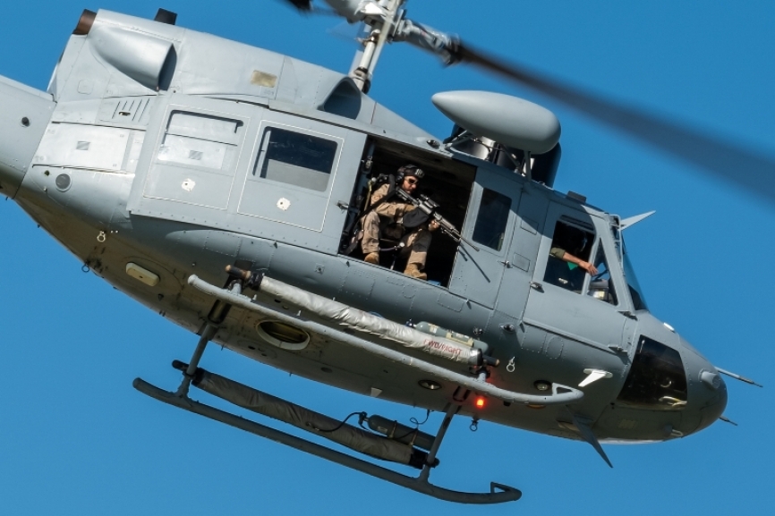 Uno de los recientemente modernizados helicópteros AB-212 de la Armada.