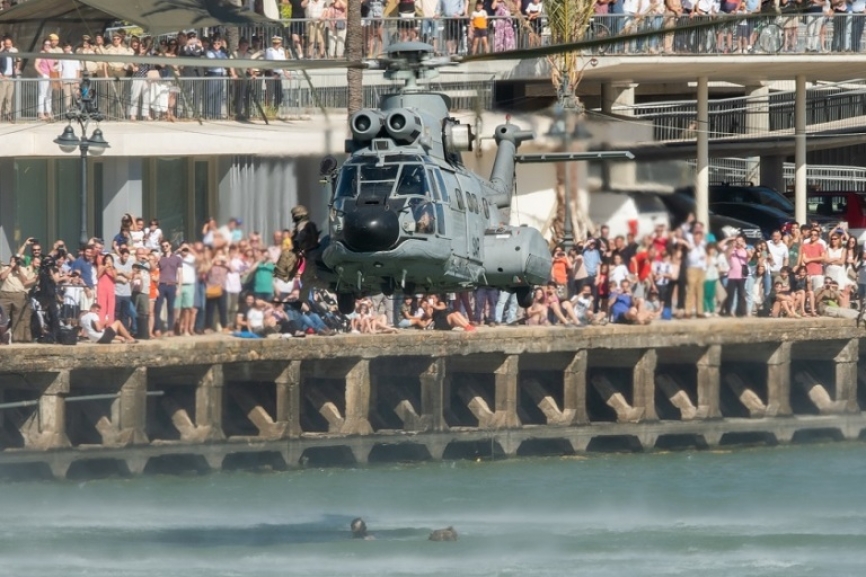 El Ejército del Aire no podía faltar, en la imagen uno de sus Airbus Helicopters AS332B desde el que se lanzan al río las fuerzas especiales de la institución, la EZAPAC.