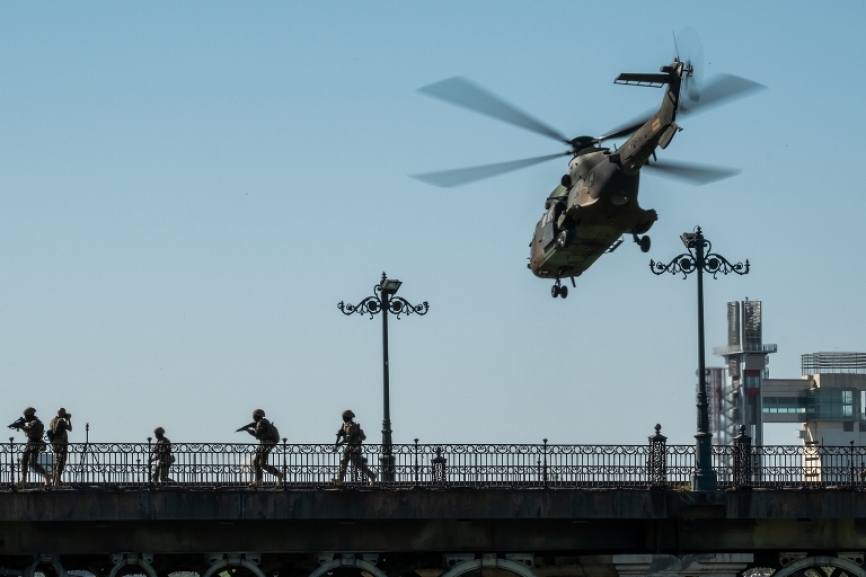 Un helicóptero de transporte táctico Airbus Helicopters AS532UL Cougar de las FAMET, dejo un grupo de miembros del MOE en el puente de Isabel II.