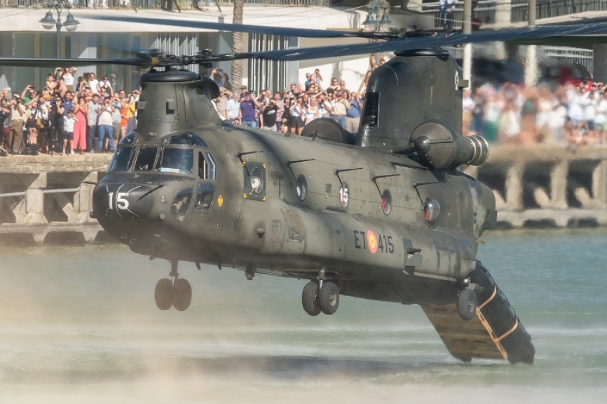 El Chinook lanzando una lancha de las fuerzas especiales al Río Guadalquivir.