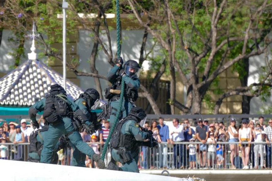 Desde el helicóptero militar descendió sobre un barco “secuestrado” un Equipo Operativo de la Unidad Especial de Intervención (UEI), que liberó a los “rehenes”.