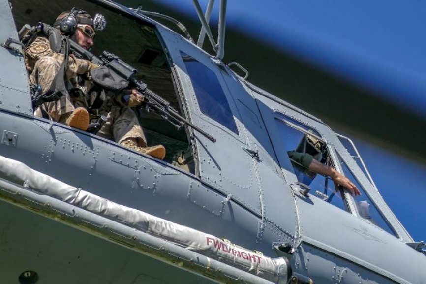 Un infante de Marina apoya desde el helicóptero AB-212 con su fusil de asalto HK-417 el desarrollo del “Asalto”.