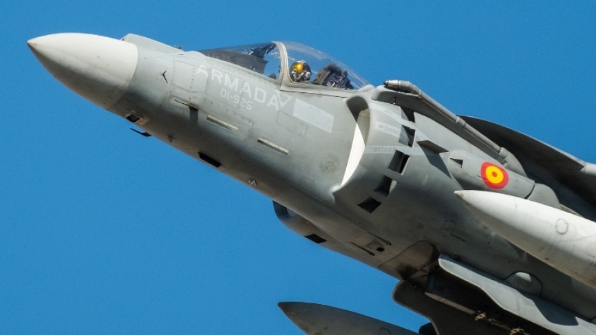 El apoyo aéreo a la operación de ala fija se materializó con un cazabombardero AV-8B II Plus de la Armada.