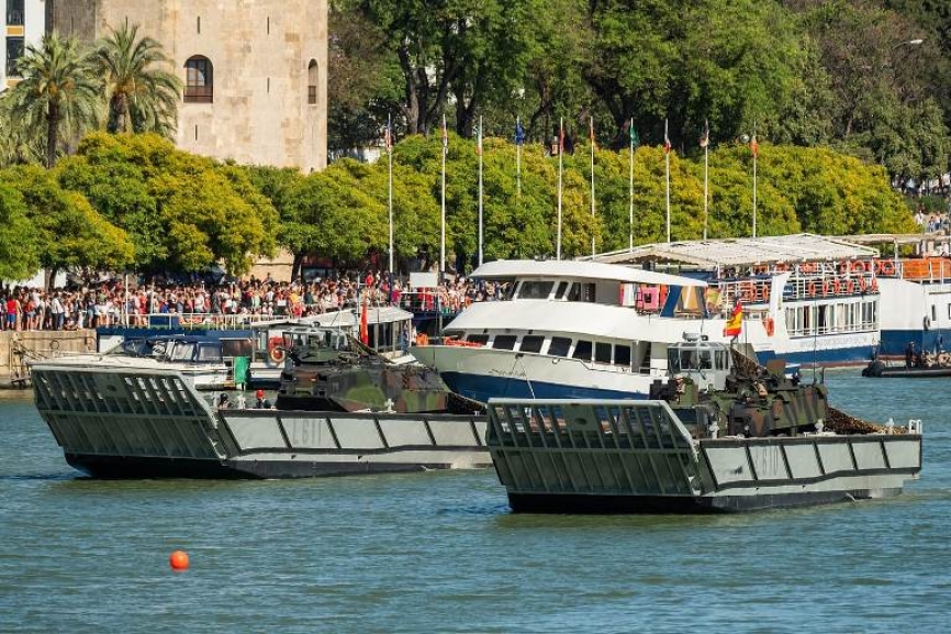 Dos de las lanchas de desembarco LCM-1E de la Armada llegaron a la zona de la exhibición, cargada con infantes de Marina y sus vehículos.