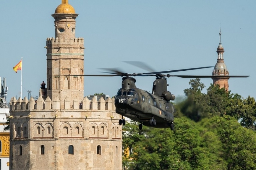 Un CH-47D llega al escenario de la exhibición, detrás se puede ver la sevillana Torre del Oro.