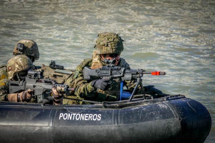 Primer plano de un miembro del Regimiento de Pontoneros y Especialidades de Ingenieros (RPEI) nº12, que empuña una ametralladora MG4.