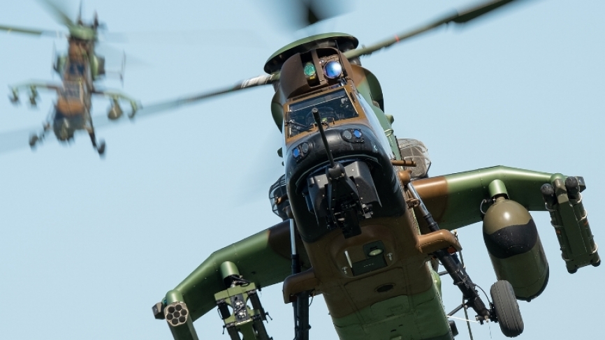 Dos helicópteros Airbus Helicopters EC-665 Tigre de ataque apoyando con su completo armamento la operación de “asalto”.