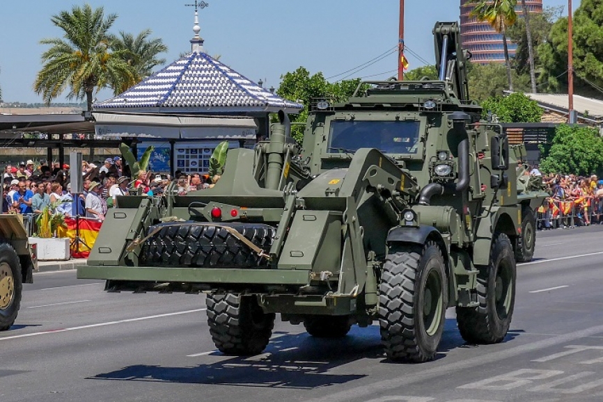 Otra de las novedades del desfile de las FAS de 2019 fue la retrocargadora mixta JCB Blindada.