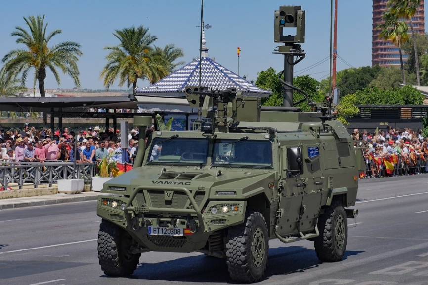 VAMTAC ST5 con el Vehículo de Exploración de Reconocimiento Terrestre (VERT) del Grupo de Caballería Ligero Acorazado “Reyes Católicos” II de La Legión.