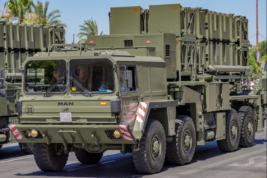 El más poderoso medio de defensa antiaérea del ET, son los misiles Raytheon MIM-104 “Patriot”. En la imagen un camión MAN portando las cestas lanzadoras de estos misiles.