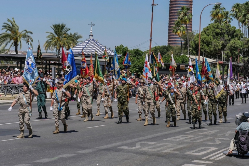 La parada recordó los 30 años de las operaciones internacionales de las FAS españolas, mostrando las banderas utilizadas en esas múltiples intervenciones.