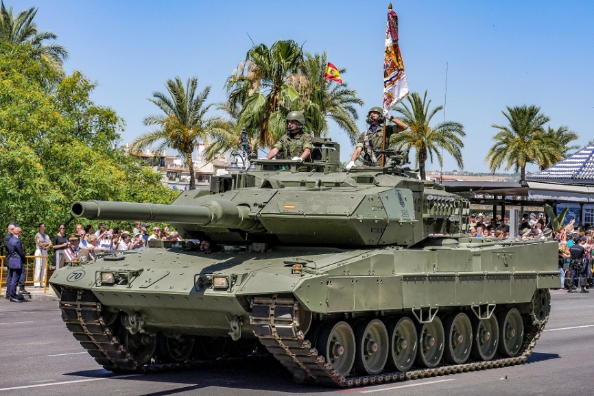 Aunque todo un clásico de los desfiles, los carros de combate Leopardo 2E siguen siendo una pieza básica en las paradas de las FAS españolas.