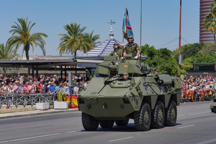 Un VEC (Vehículo de Exploración de Caballería) M1, su vital sustitución por los nuevos VCR 8x8 “Dragón” se está retrasando.
