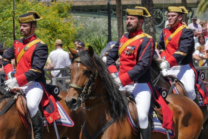 El desfile lo cerró el espectacular pasó del Escuadrón de sables de la Guardia Civil.