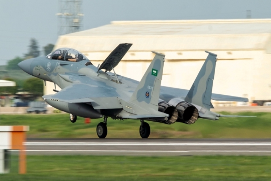 Uno de los F-15SA en el momento de tocar tierra en la Base Aérea de Morón (foto José. A Bejarano).