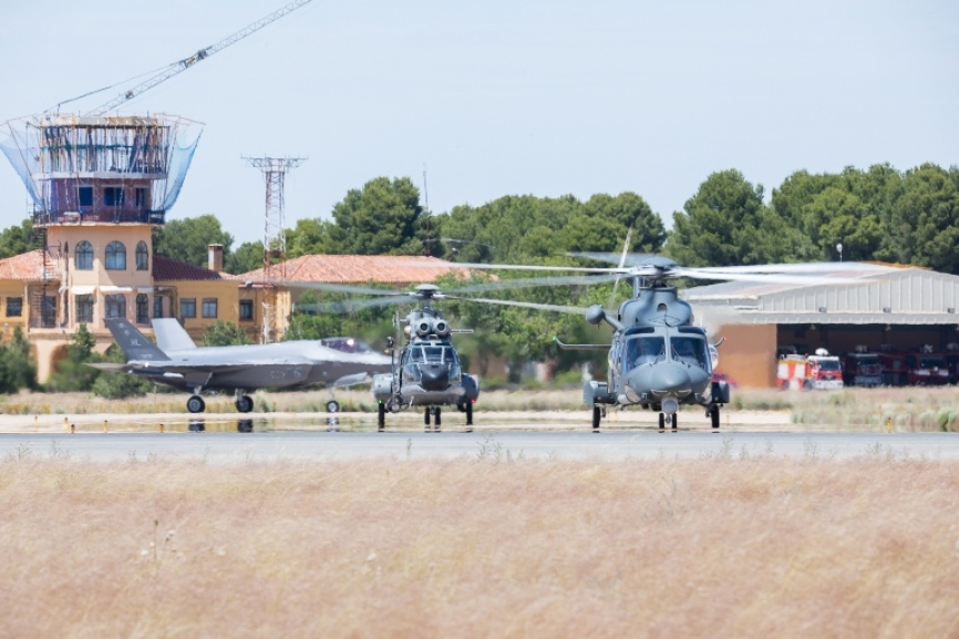 La participación Italiana se limitó a dos Helicópteros Augusta Westland AW139 acompañados por un Superpuma del S.A.R.