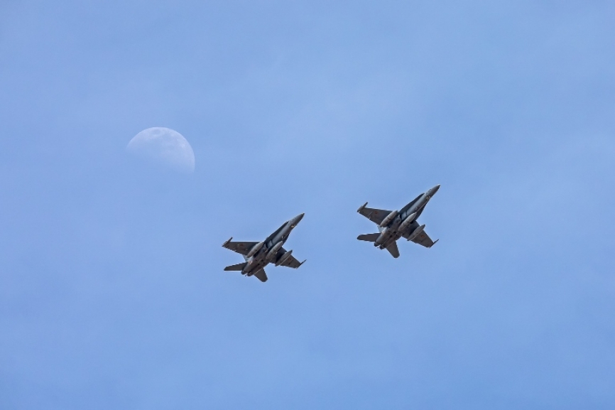 Pareja de EF-18 del ALA 15 Sobrevolando Los Llanos a su regreso