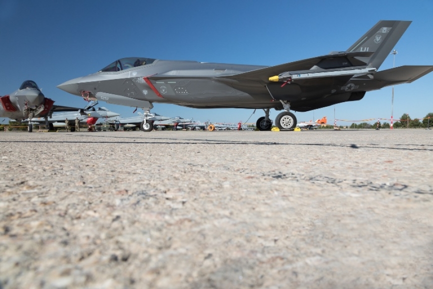 "La llegada de la quinta generación cambia las reglas del juego en lo hasta ahora conocido" Cmte. James Schmidt( piloto de F-35)